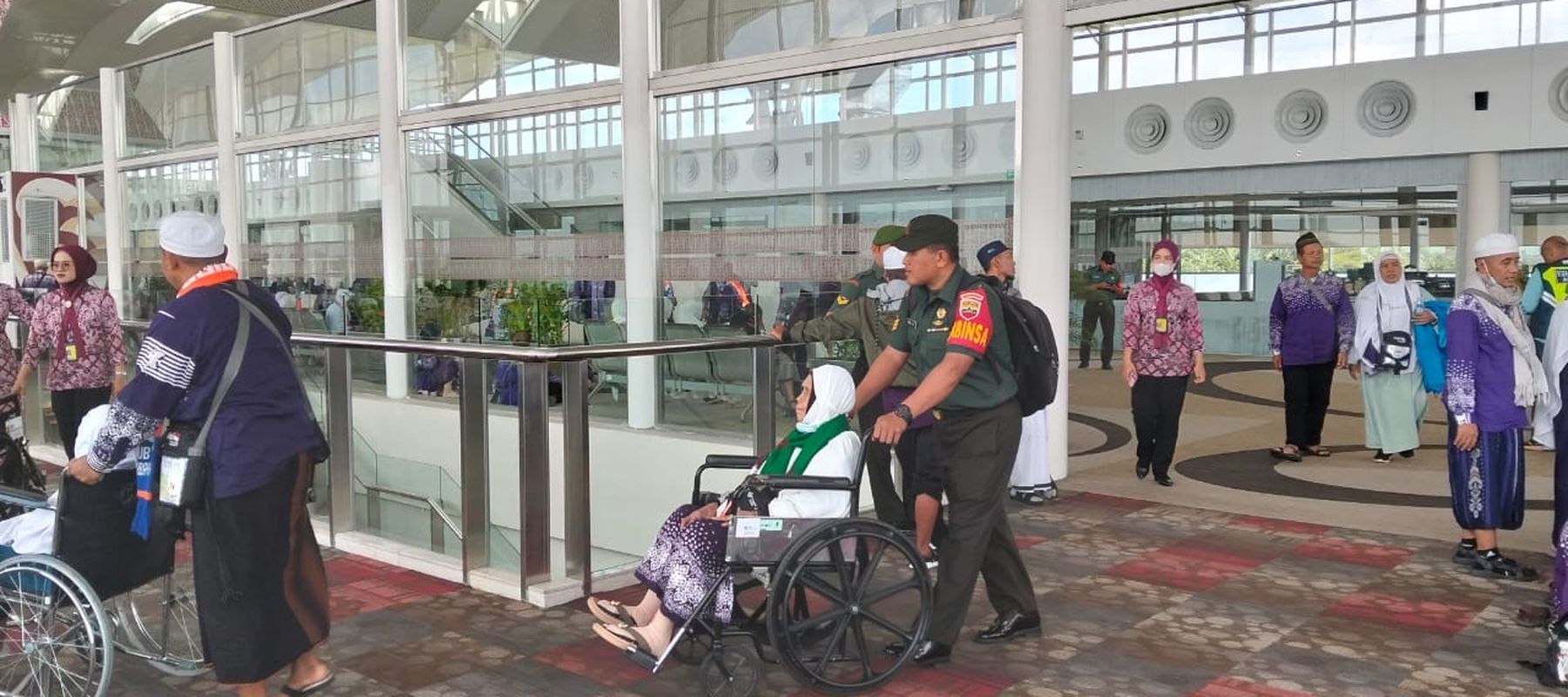 TNI bergerak cepat bersama instansi terkait dalam menangani situasi darurat menyusul adanya laporan ancaman bom terhadap pesawat Saudi Arabia Airlines SV 5688 dengan rute Jeddah–Muscat–Surabaya, Sabtu (21/6/2025). 