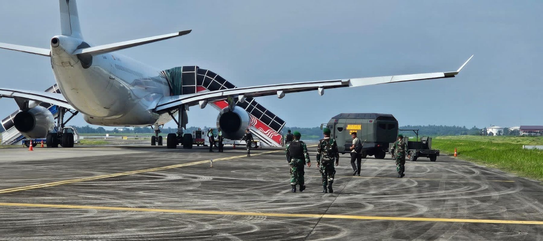 TNI bergerak cepat bersama instansi terkait dalam menangani situasi darurat menyusul adanya laporan ancaman bom terhadap pesawat Saudi Arabia Airlines SV 5688 dengan rute Jeddah–Muscat–Surabaya, Sabtu (21/6/2025). 