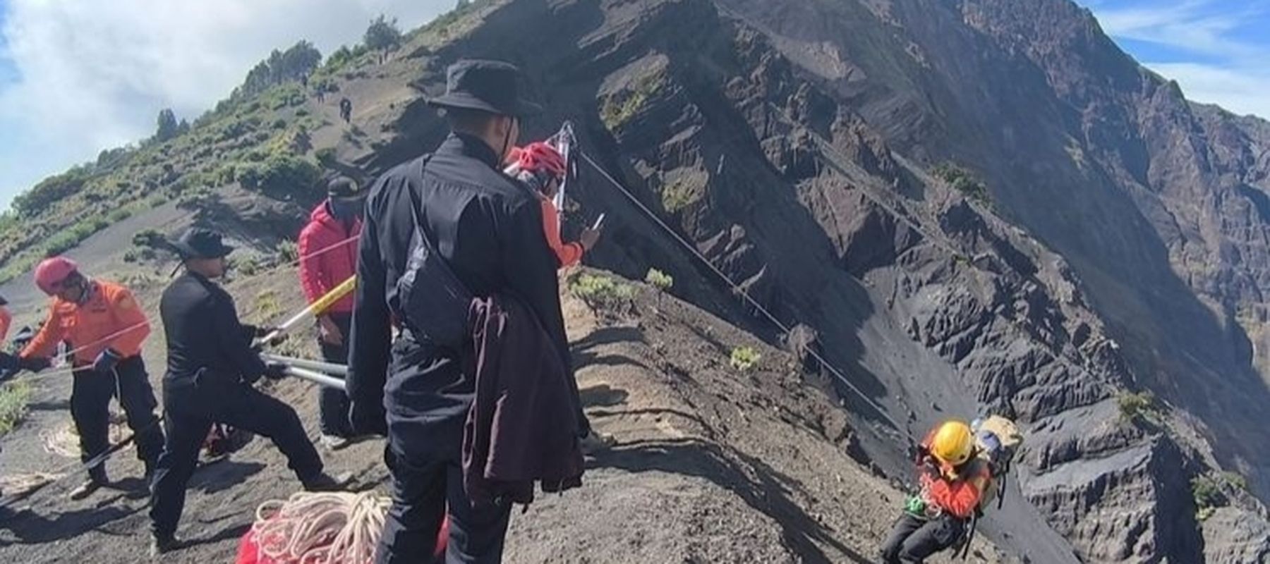 Pencarian pendaki asal Brasil yang jatuh di Gunung Rinjani. 