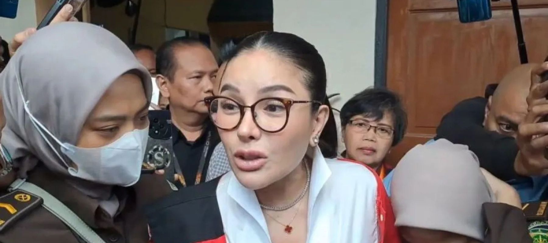  Selasa, 24 Juni. Nikita Mirzani setelah menjalani sidang pembacaan dakwaan di Pengadilan Negeri Jakarta Selatan. 