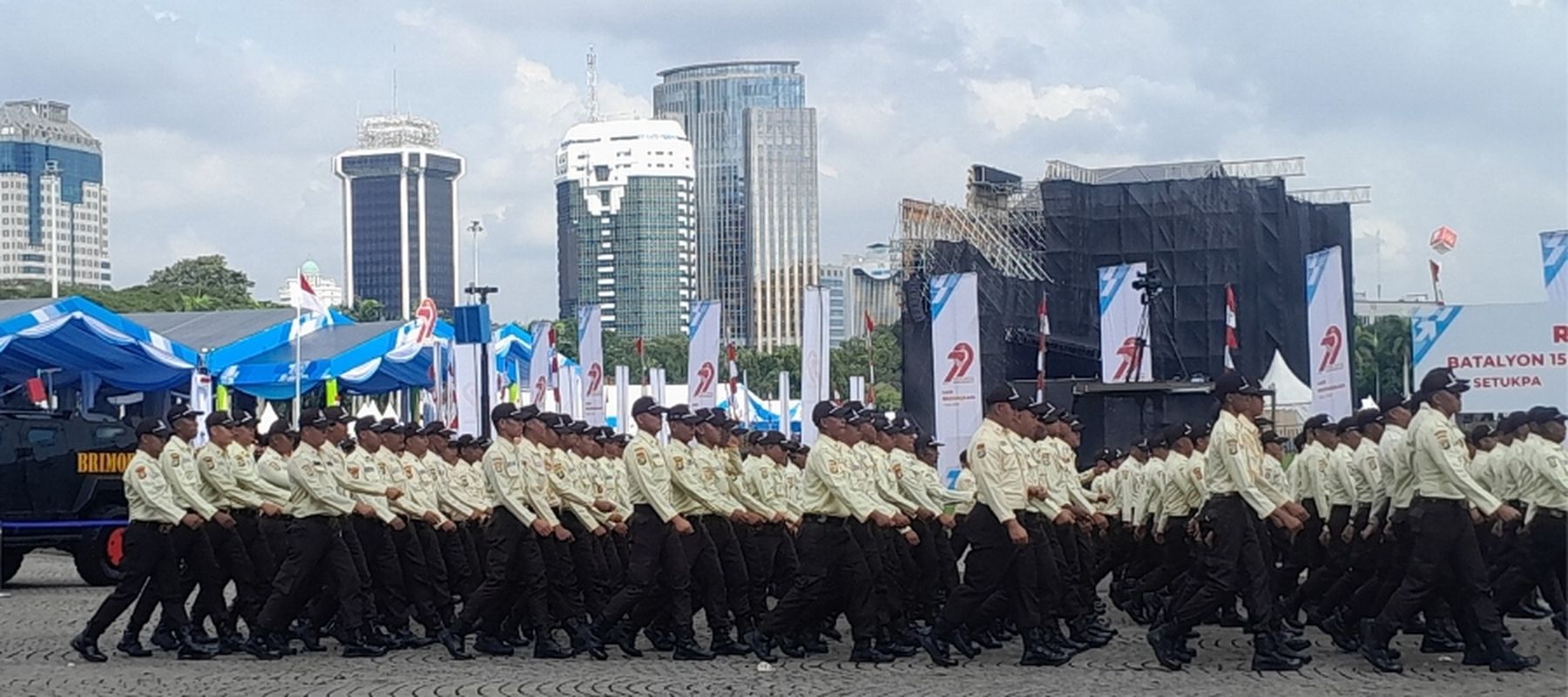 Satpam ikut parade HUT Bhayangkara di Monas