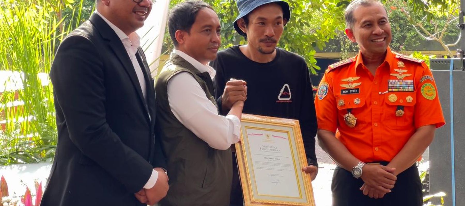 Agam Rinjani saat menerima penghargaan dari Menteri Kehutanan Raja Juli Antoni. 