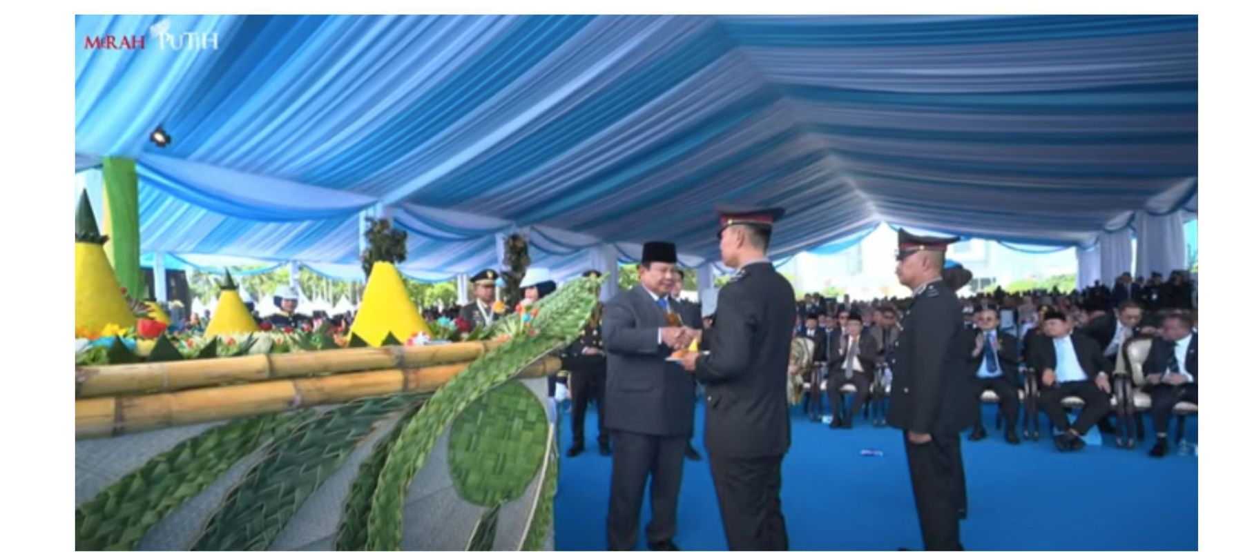 Prabowo Subianto Potong Tumpeng di HUT Bhayangkara ke-79 di Monas