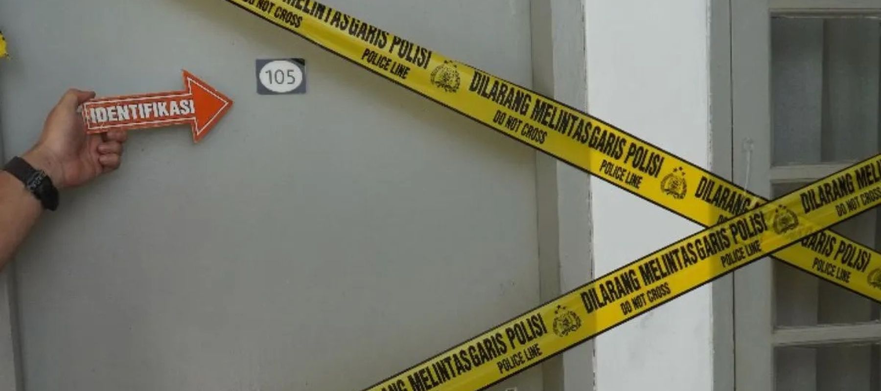 Petugas melakukan olah TKP di lokasi penemuan mayat diplomat Kemlu di Jakarta, Selasa, 8 Juli 2025.