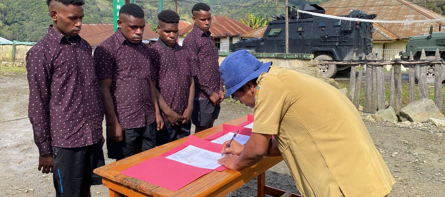 Keempat orang mantan anggota Organisasi Papua Merdeka atau OPM yakni Eden Tabuni, Eranus Tabuni, Yopi Tabuni, dan Kilitus Murib, secara sadar dan sukarela melakukan ikrar kembali ke Negara Kesatuan Republik Indonesia (NKRI).