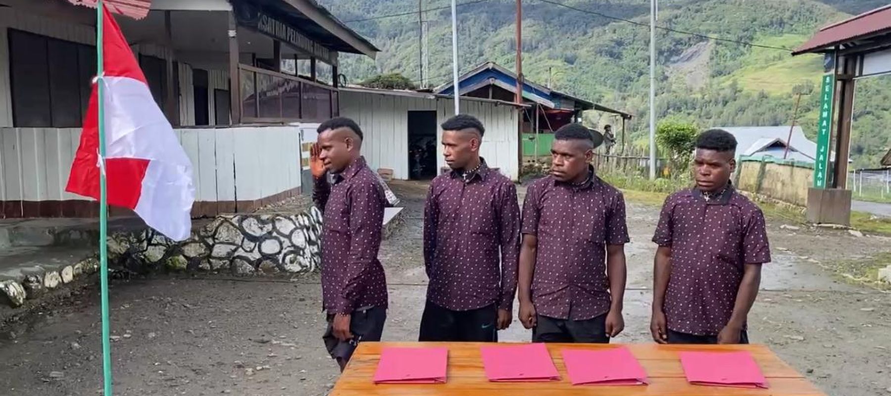Keempat orang mantan anggota Organisasi Papua Merdeka atau OPM yakni Eden Tabuni, Eranus Tabuni, Yopi Tabuni, dan Kilitus Murib, secara sadar dan sukarela melakukan ikrar kembali ke Negara Kesatuan Republik Indonesia (NKRI).