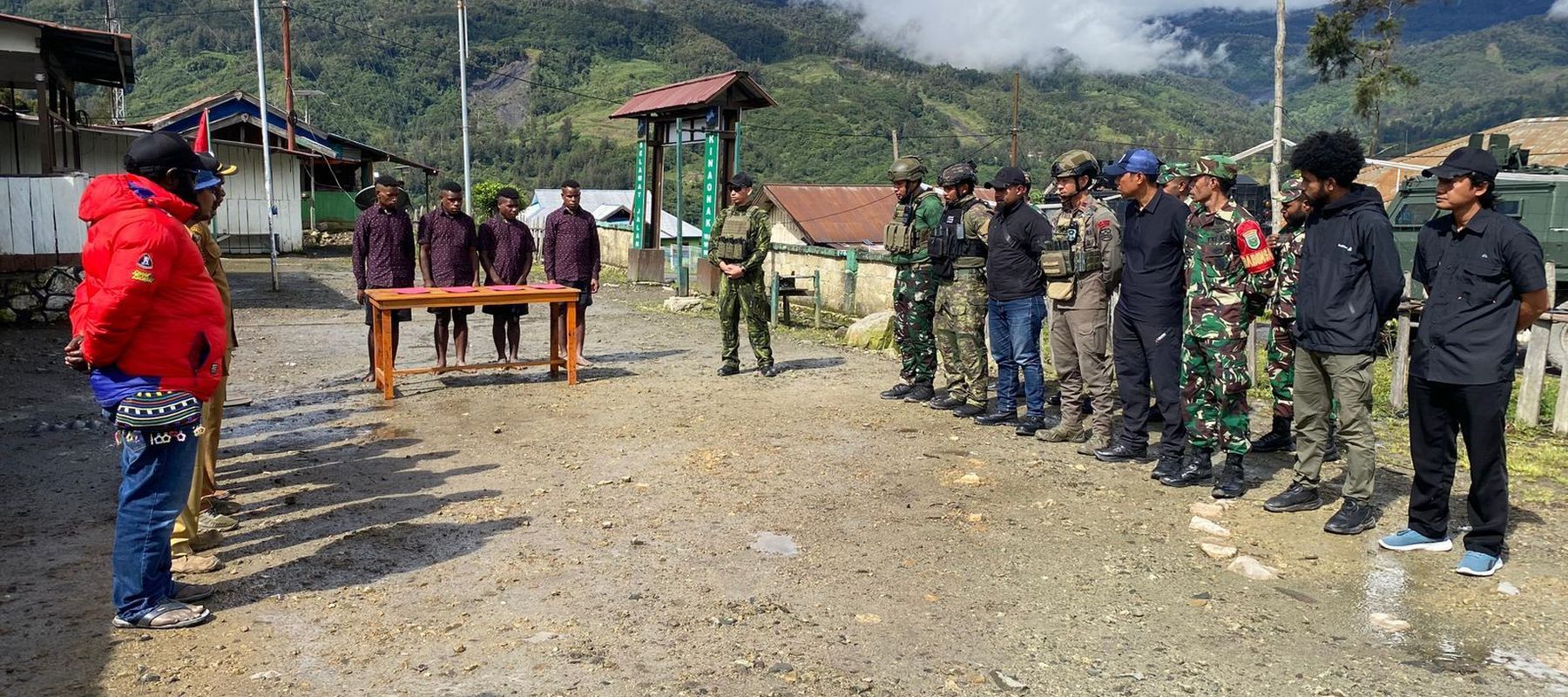 Keempat orang mantan anggota Organisasi Papua Merdeka atau OPM yakni Eden Tabuni, Eranus Tabuni, Yopi Tabuni, dan Kilitus Murib, secara sadar dan sukarela melakukan ikrar kembali ke Negara Kesatuan Republik Indonesia (NKRI).