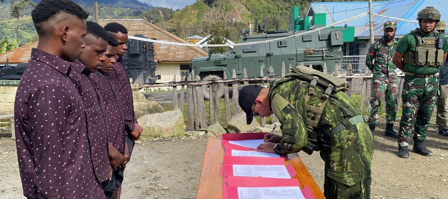 Keempat orang mantan anggota Organisasi Papua Merdeka atau OPM yakni Eden Tabuni, Eranus Tabuni, Yopi Tabuni, dan Kilitus Murib, secara sadar dan sukarela melakukan ikrar kembali ke Negara Kesatuan Republik Indonesia (NKRI).