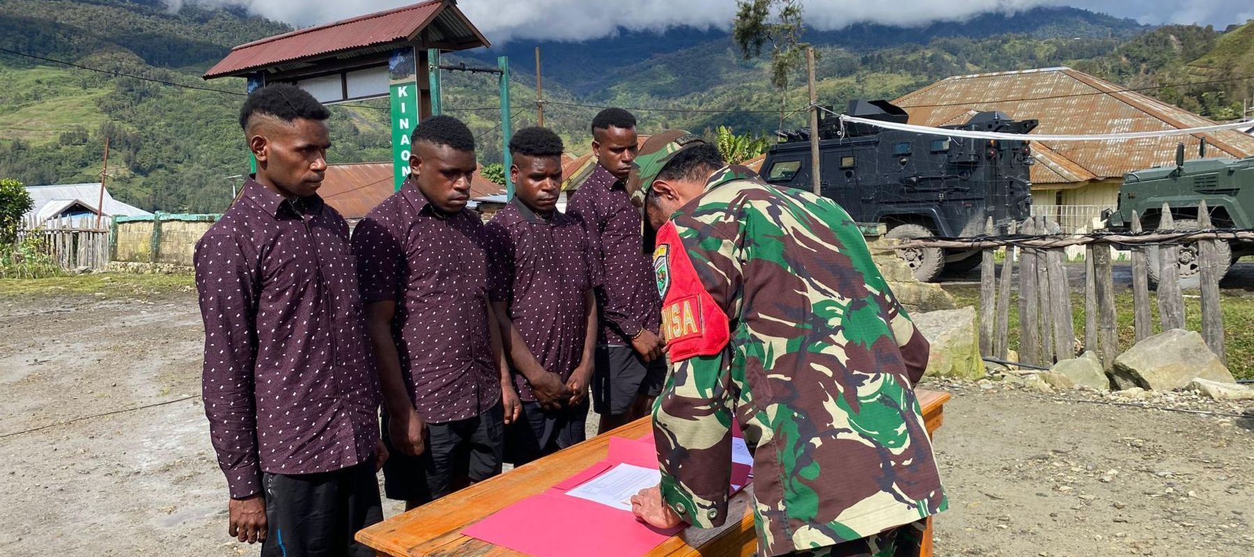 Keempat orang mantan anggota Organisasi Papua Merdeka atau OPM yakni Eden Tabuni, Eranus Tabuni, Yopi Tabuni, dan Kilitus Murib, secara sadar dan sukarela melakukan ikrar kembali ke Negara Kesatuan Republik Indonesia (NKRI).