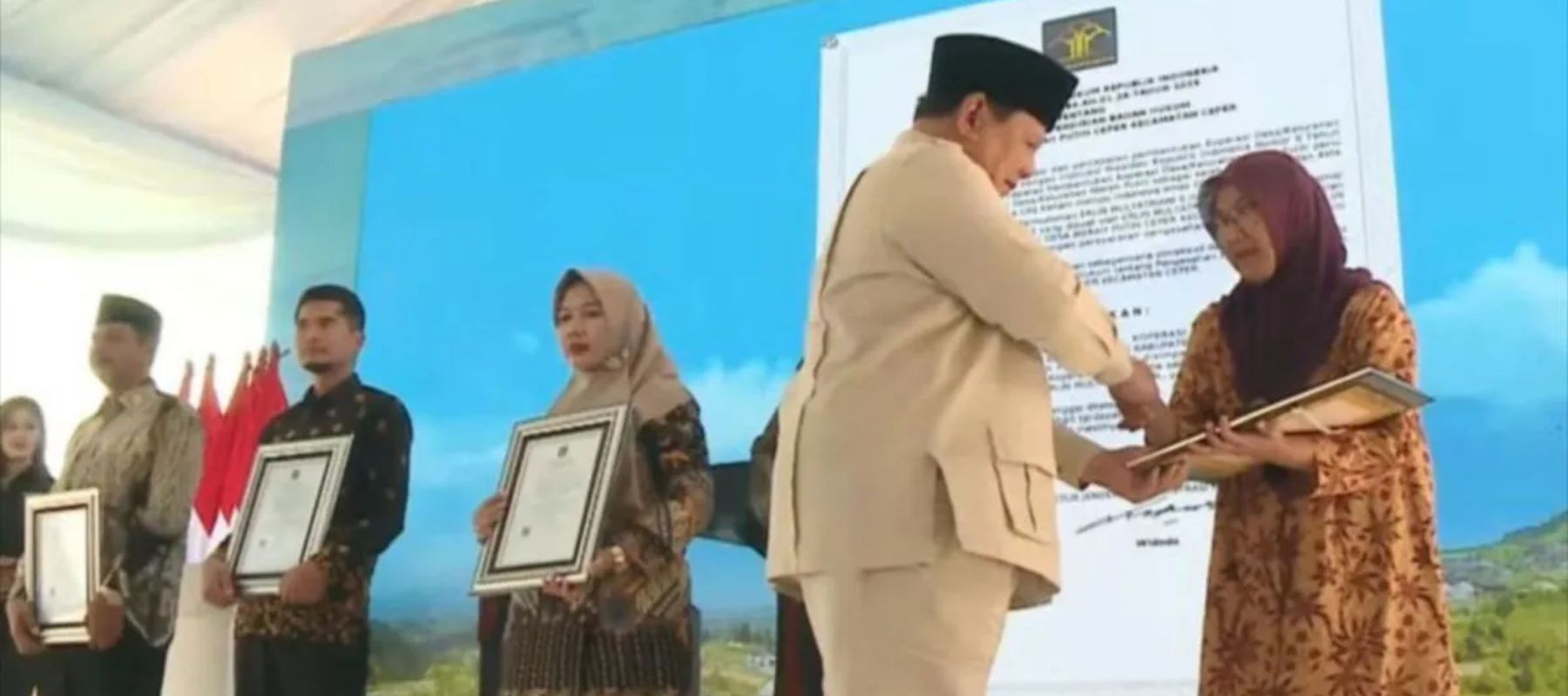 Prabowo Serahkan SK Koperasi Desa