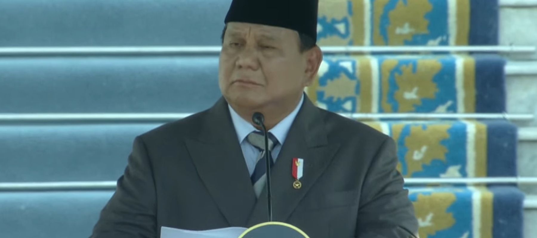 Presiden Prabowo Subianto resmi melantik 2.000 lulusan akademi militer dan akademi kepolisian menjadi perwira TNI-Polri dalam upacara prasetya perwira (praspa).

