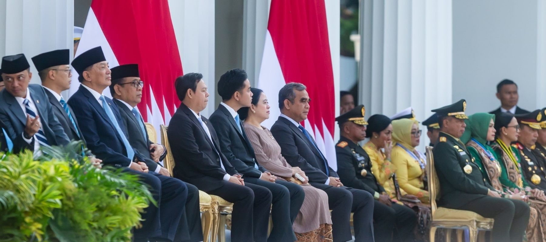 Wapres Gibran Rakabuming Raka duduk berdampingan dengan Ketua DPR RI Puan Maharani di pelantikan perwira remaja TNI-Polri. 