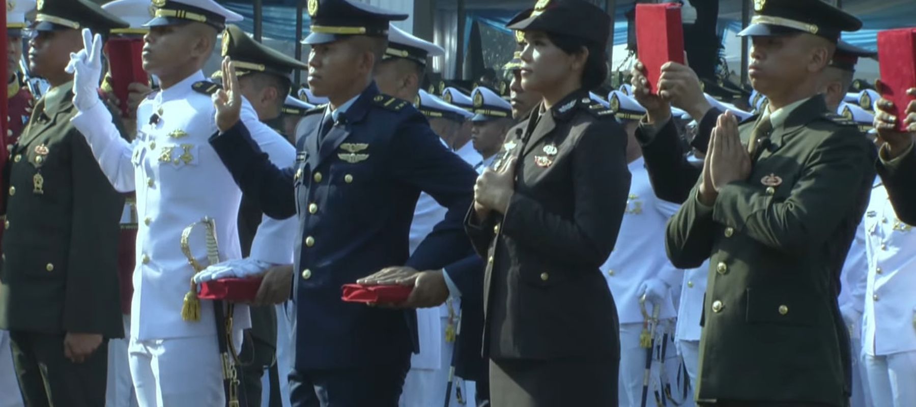 Presiden Prabowo Subianto resmi melantik 2.000 lulusan akademi militer dan akademi kepolisian menjadi perwira TNI-Polri dalam upacara prasetya perwira (praspa).
