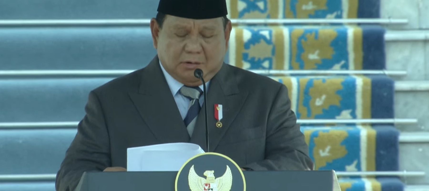 Presiden Prabowo Subianto resmi melantik 2.000 lulusan akademi militer dan akademi kepolisian menjadi perwira TNI-Polri dalam upacara prasetya perwira (praspa) di Istana Kepresidenan Jakarta, Rabu 23 Juli 2025.
