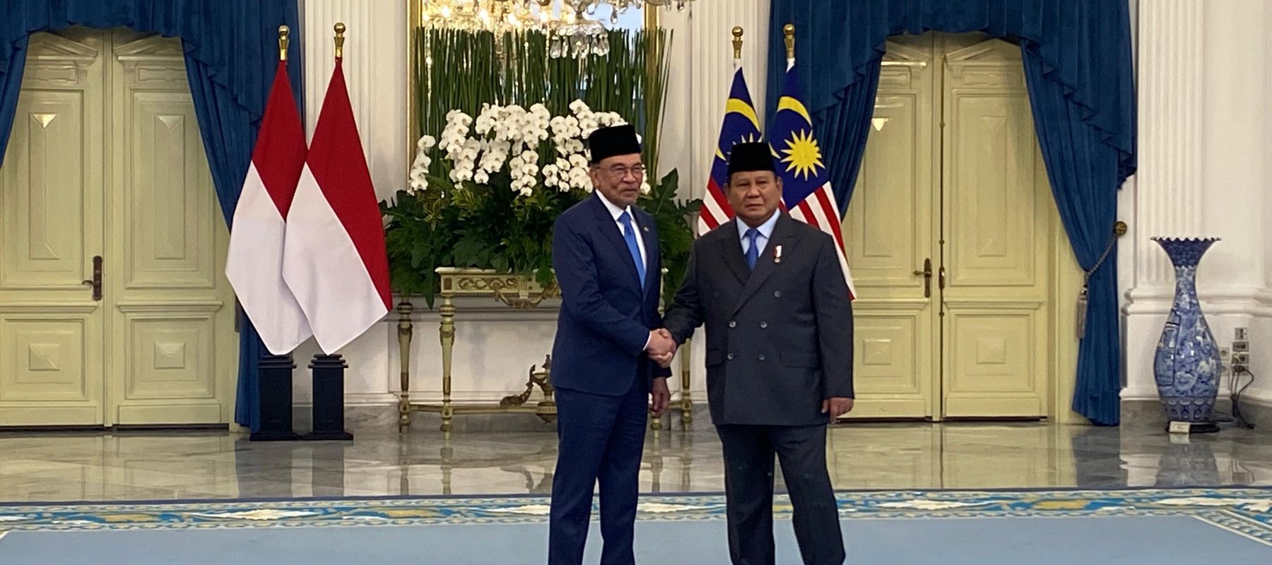 Perdana Menteri (PM) Malaysia Anwar Ibrahim melakukan kunjungan ke Indonesia yang merupakan bagian dadi Konsultasi Tahunan ke-13 antara Indonesia dan Malaysia.