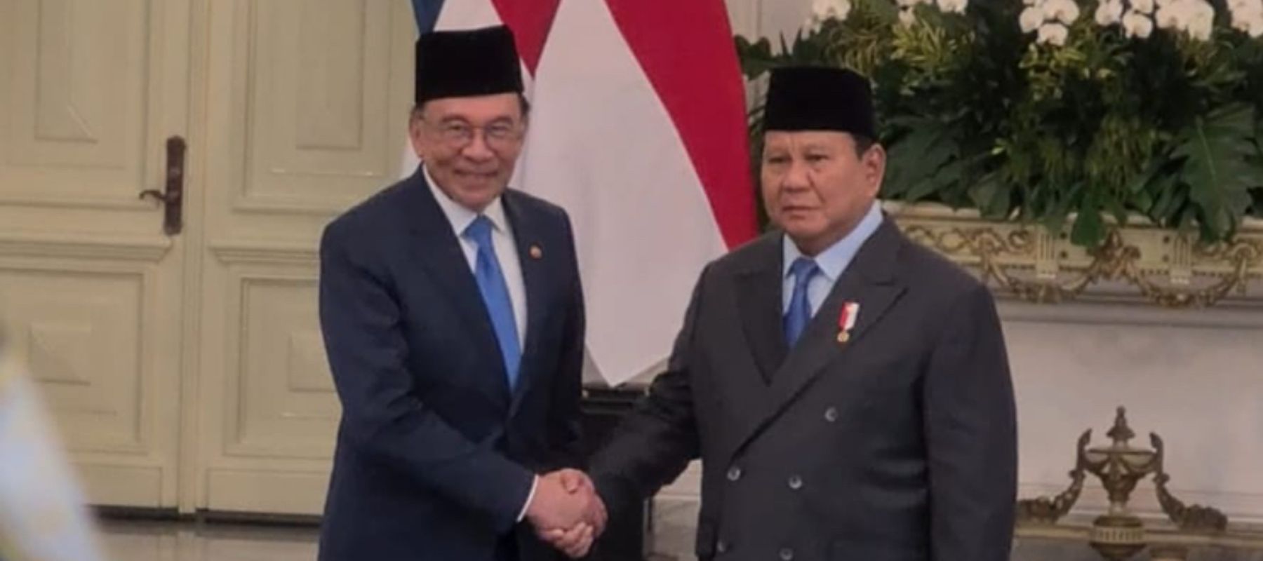 Perdana Menteri Malaysia Anwar Ibrahim melakukan kunjungan ke Indonesia yang merupakan bagian dadi Konsultasi Tahunan ke-13 antara Indonesia dan Malaysia.