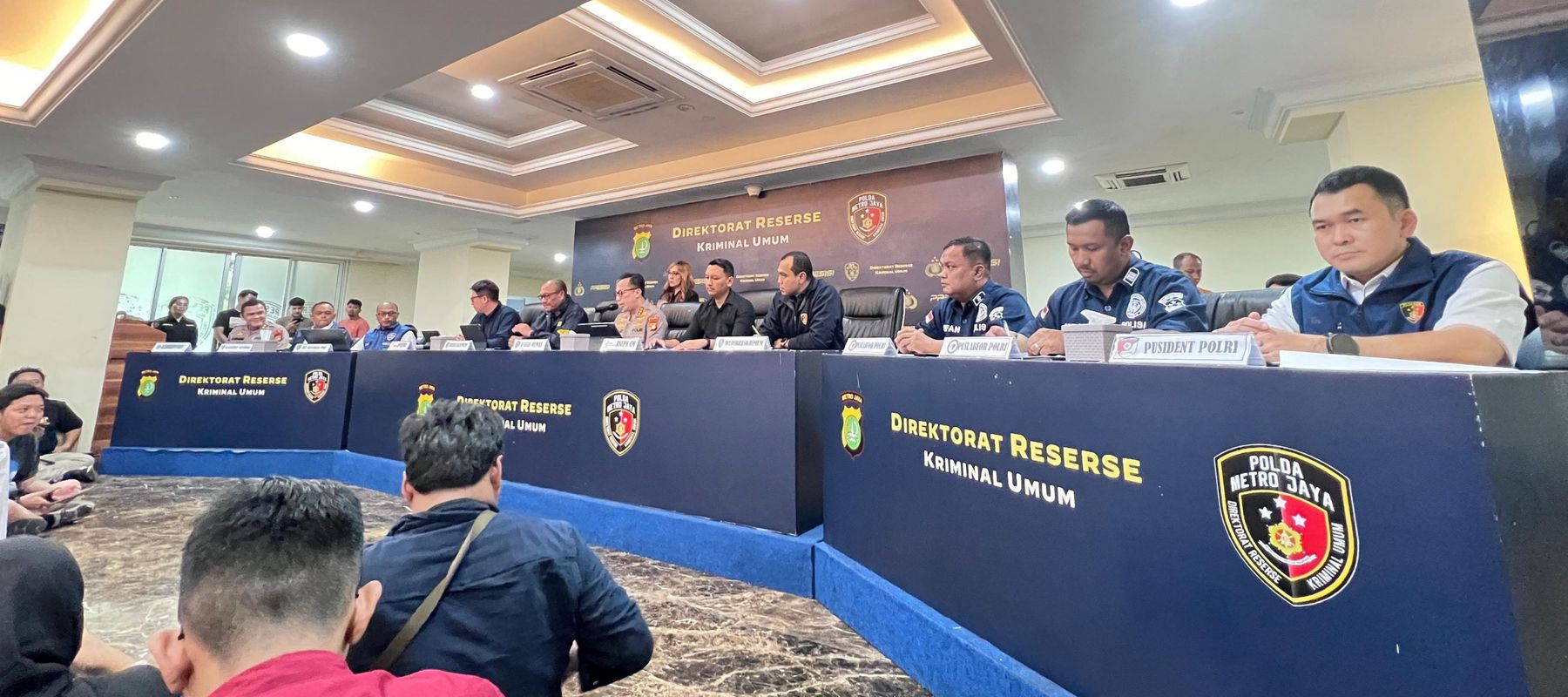 Konferensi Pers Kematian Diplomat Arya Daru