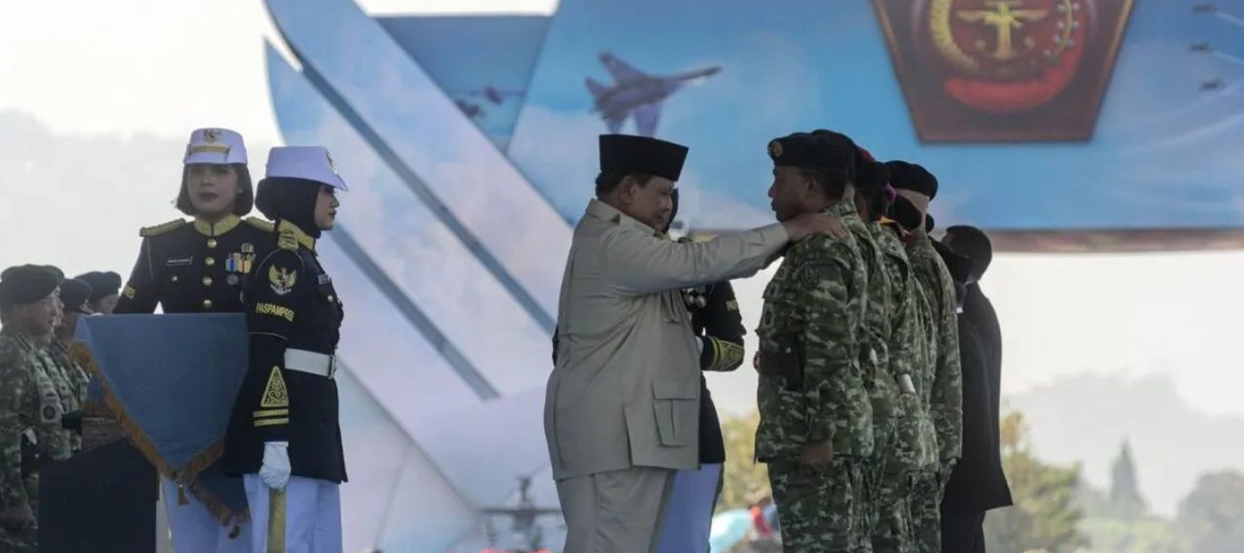 Presiden RI Prabowo Subianto (kiri) menyematkan anugerah jenderal kehormatan dan kenaikan pangkat kehormatan kepada sejumlah purnawirawan dan perwira tinggi TNI di Bandung.