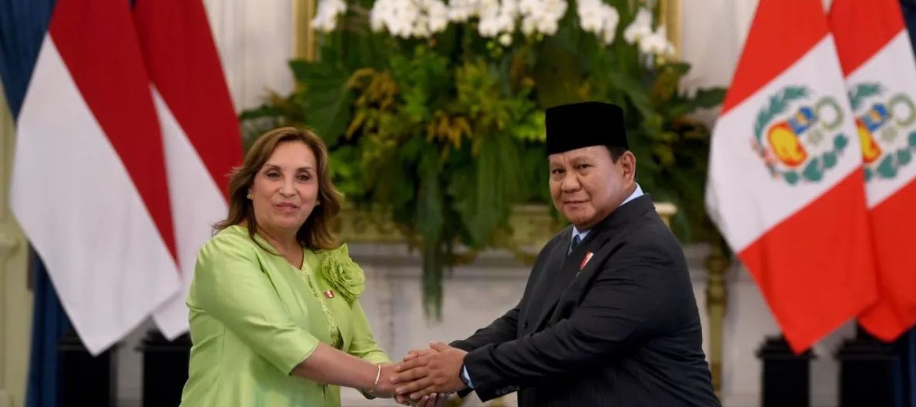 Presiden Prabowo Subianto (kanan) berjabat tangan dengan Presiden Republik Peru Dina Ercilia Boluarte Zegarra saat kunjungan kenegaraan di Istana Merdeka, Jakarta, Senin (11/8/2025). Kunjungan kenegaraan Presiden Republik Peru di Istana Kepresidenan 