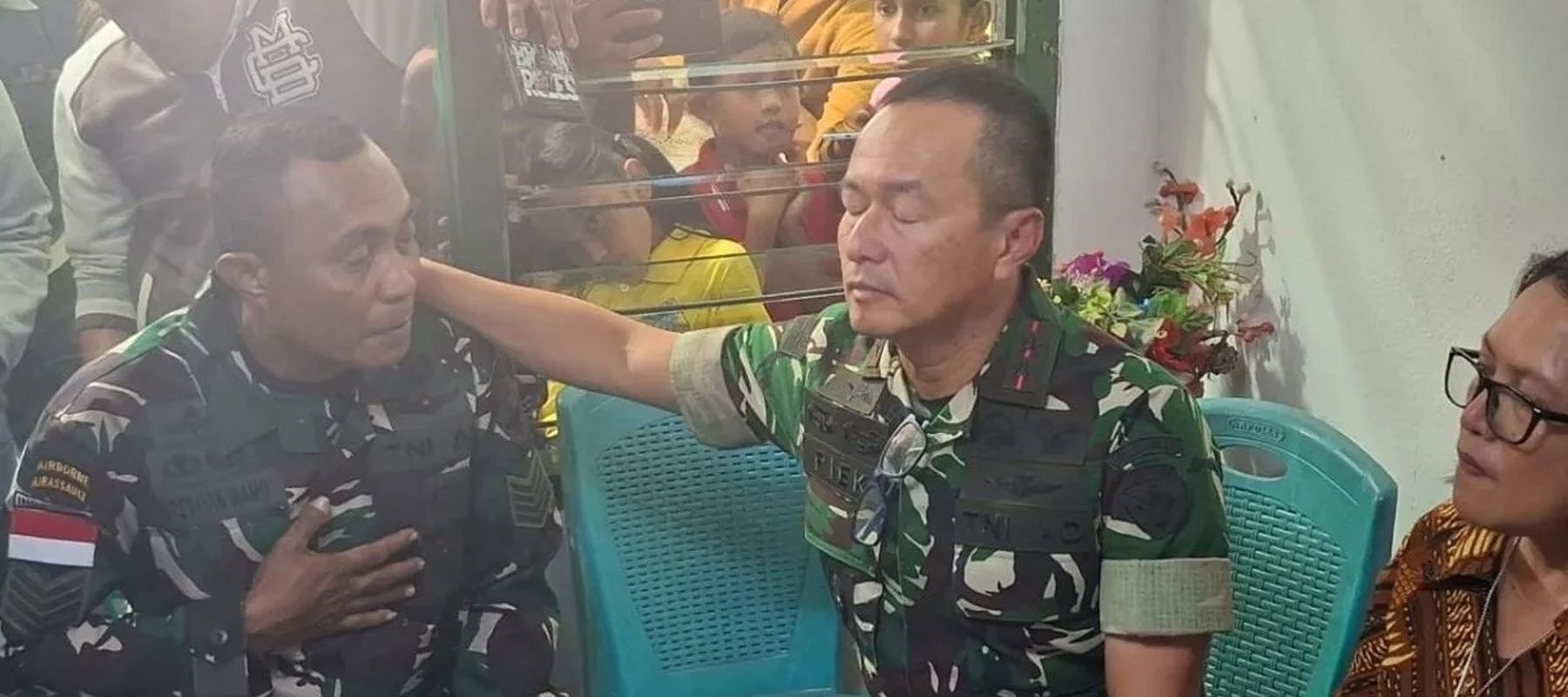Pangdam IX/Udayana Mayjen TNI Piek Budyakto dan ayah Prada Lucky Saputra Namo.