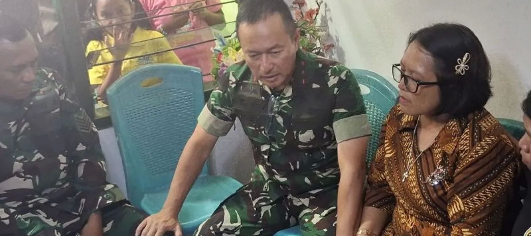 Pangdam IX/Udayana Mayjen TNI Piek Budyakto (tengah) saat bersama orang tua Prada Lucky di rumah duka, Senin, 11 Agustus 2025.