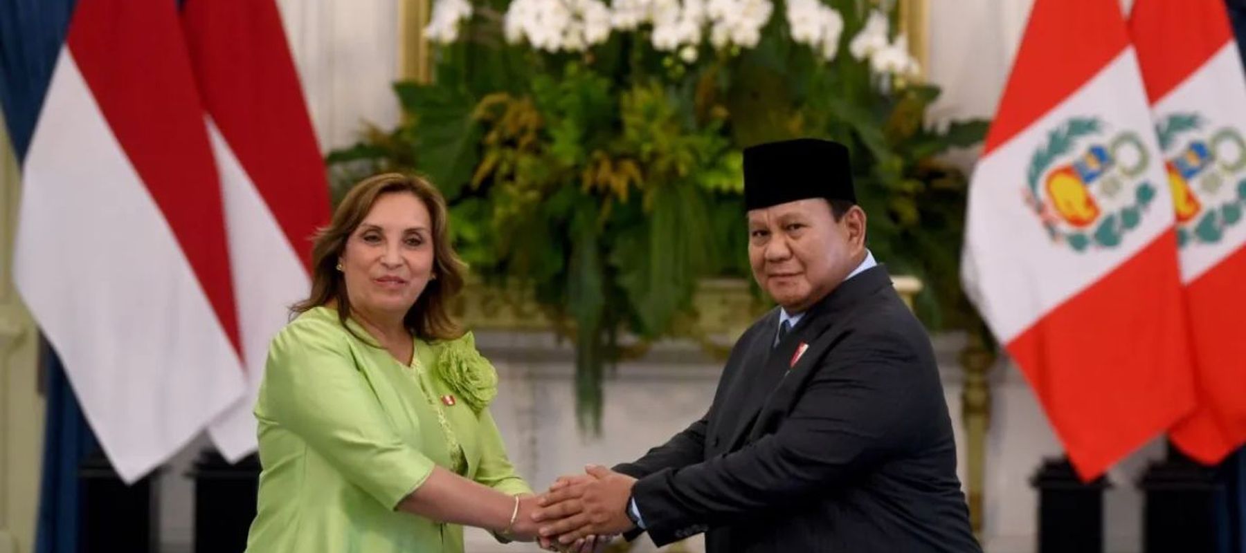 Presiden Prabowo Subianto (kanan) berjabat tangan dengan Presiden Republik Peru Dina Ercilia Boluarte Zegarra saat kunjungan kenegaraan di Istana Merdeka, Jakarta, Senin (11/8/2025). Kunjungan kenegaraan Presiden Republik Peru di Istana Kepresidenan 