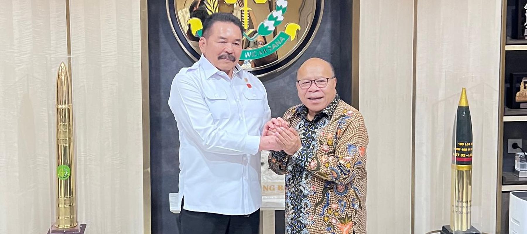 Jaksa Agung ST Burhanuddin dengan Presiden Direktur NTV Don Bosco Selamun. 