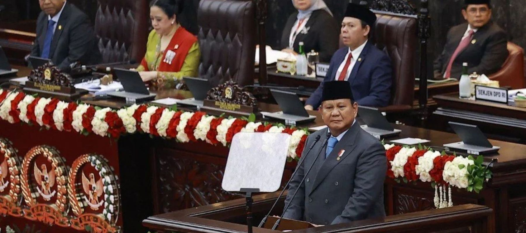 Presiden Prabowo Subianto (kanan, bawah) dengan disaksikan Ketua MPR Ahmad Muzani (kiri), Ketua DPR Puan Maharani (kedua kiri), dan Ketua DPD Sultan Bachtiar Najamudin (kanan) menyampaikan pidato dalam Sidang Tahunan MPR RI dan Sidang Bersama DPR-DPD