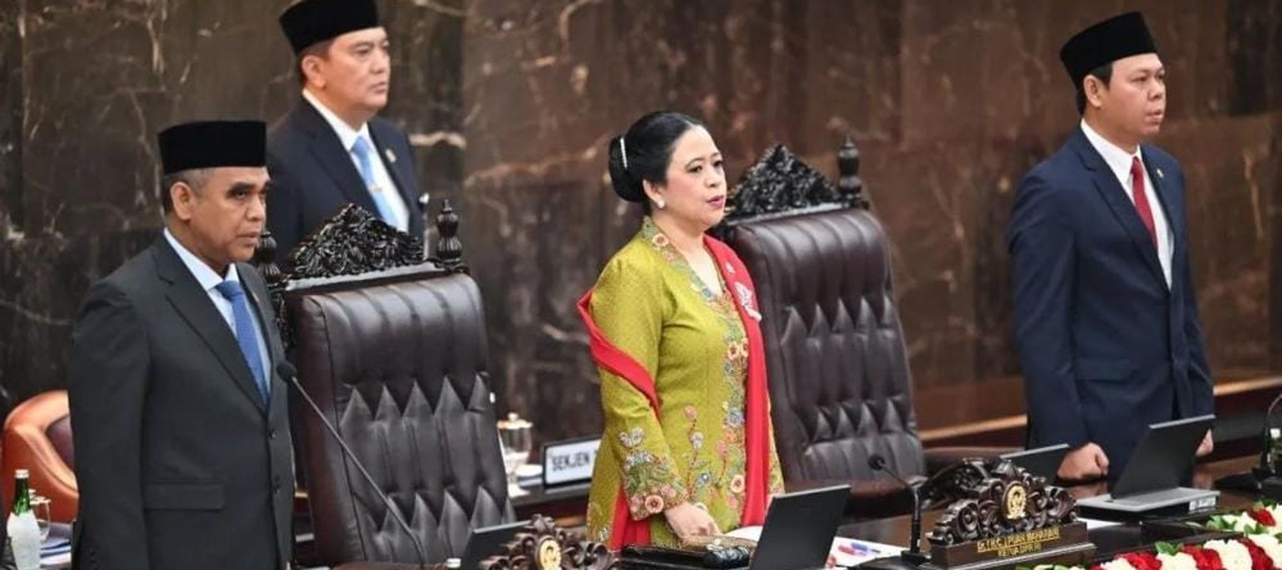 Ketua MPR Ahmad Muzani (kiri) bersama Ketua DPR Puan Maharani (kedua kanan) dan Ketua DPD Sultan Bachtiar Najamudin (kanan) menyanyikan lagu kebangsaan Indonesia Raya dalam Sidang Tahunan MPR RI dan Sidang Bersama DPR-DPD RI Tahun 2025 di Gedung Nusa