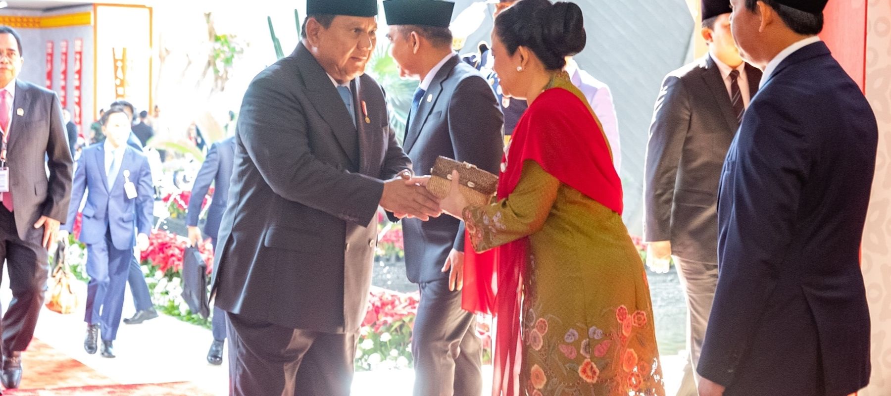 Ketua DPR RI Puan Maharani bersalaman dengan Presiden Prabowo Subianto jelang Sidang Bersama DPR-DPD Tahun 2025. 