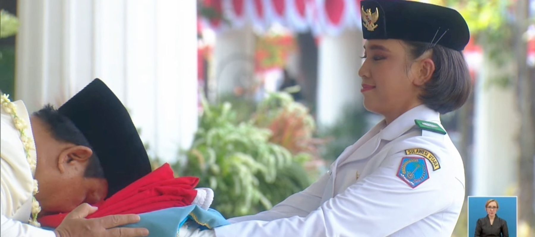 Momen Prabowo Cium Bendera Merah Putih Sebelum Dikibarkan pada Upacara HUT RI ke-80
