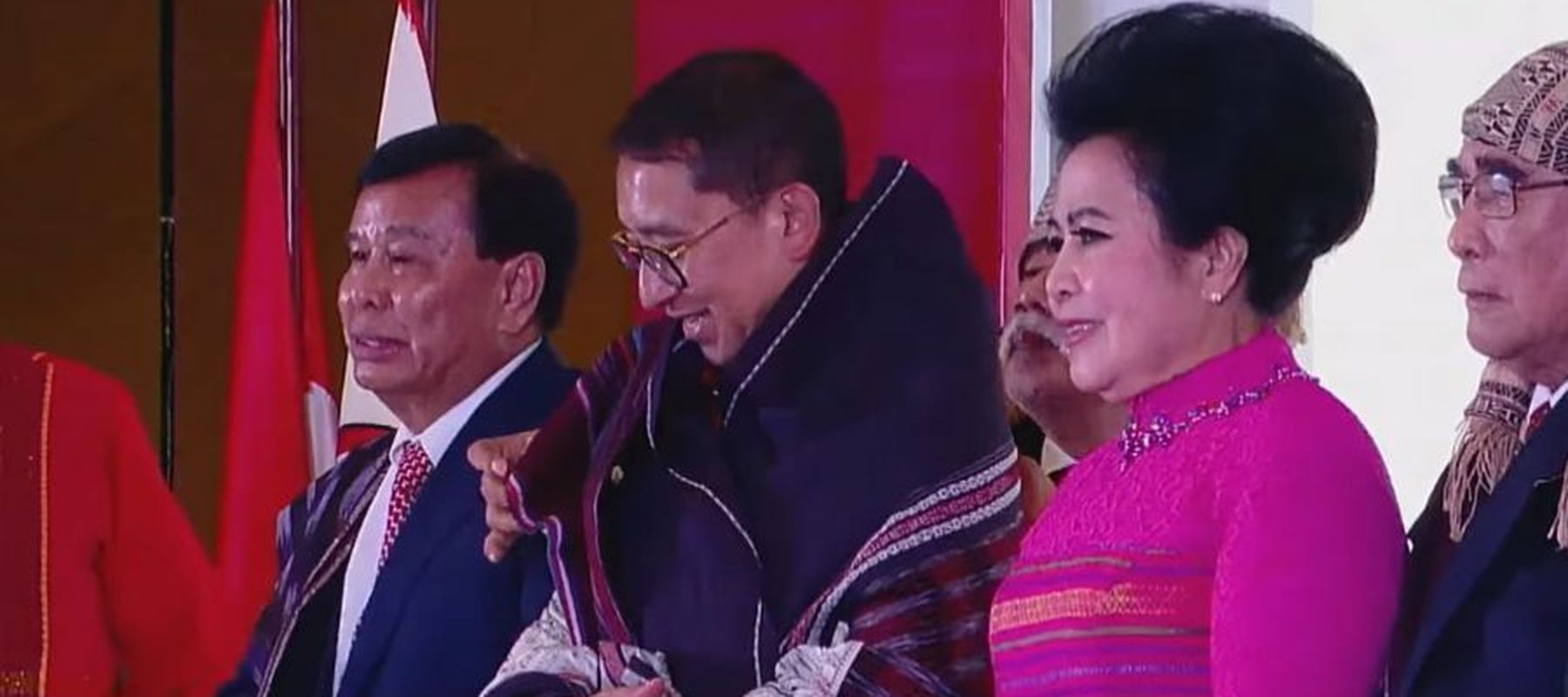 Momen Nurdin Tampubolon Berikan Ulos Kehormatan untuk Fadli Zon di HUT Batak Center. 