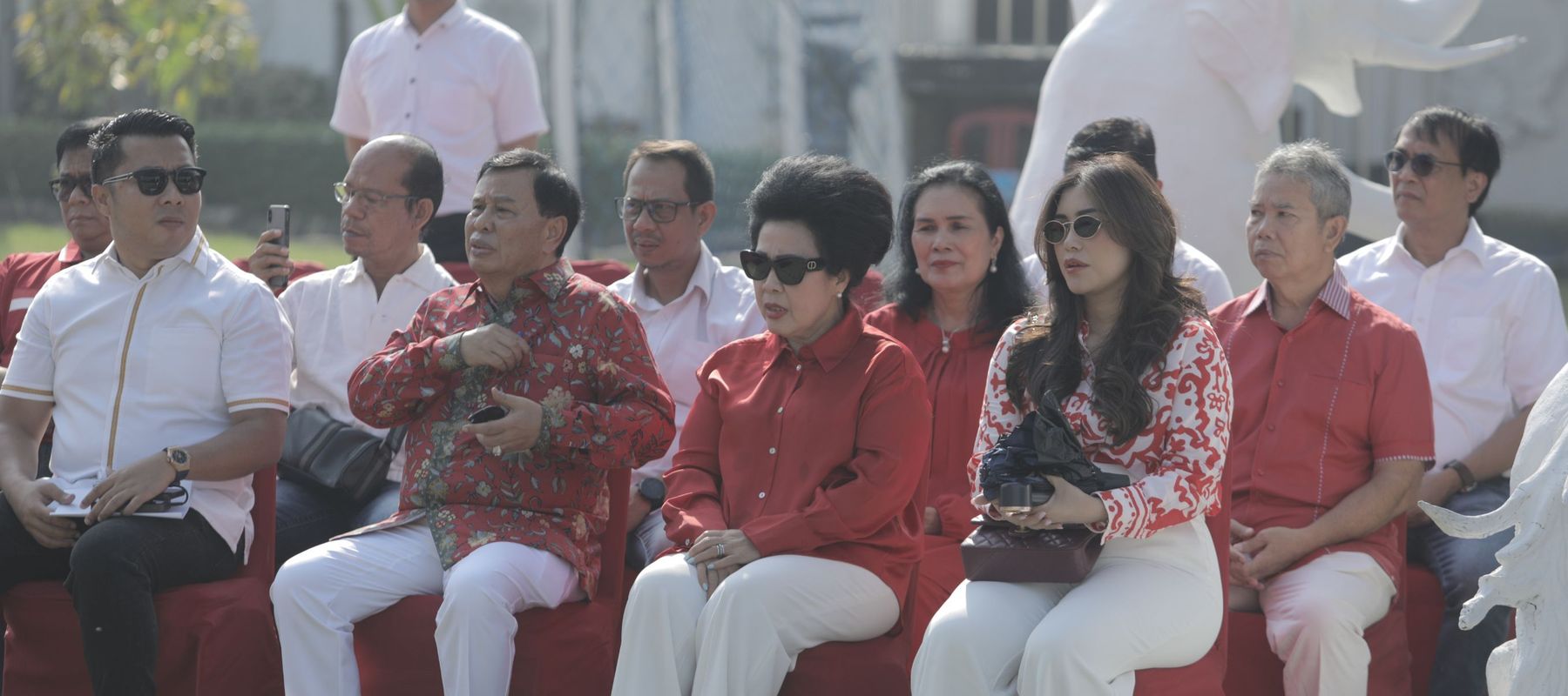 Presiden Komisaris NT Corp, Nurdin Tampubolon, didampingi istri Lince Berliana Tobing, bersama jajaran keluarga besar seperti Randy Monthonaro Tampubolon (Dirut Nusantara TV)