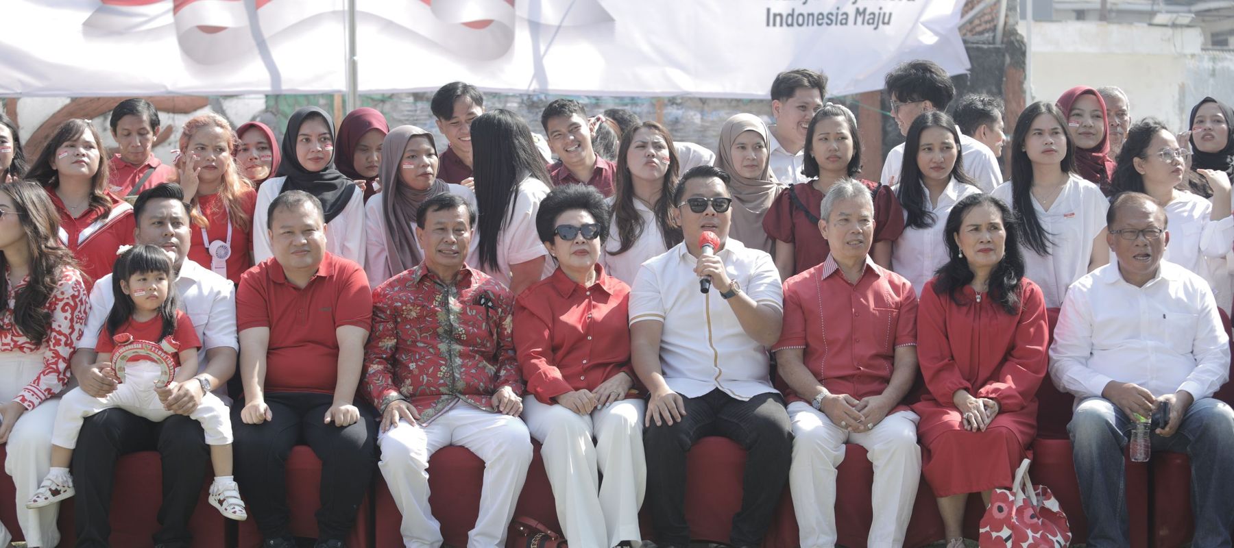Presiden Komisaris NT Corp, Nurdin Tampubolon, didampingi istri Lince Berliana Tobing, bersama jajaran keluarga besar seperti Randy Monthonaro Tampubolon (Dirut Nusantara TV), Dimpos Valentino Tampubolon (Dirut PT BUM), Tommy William Tampubolon (Diru