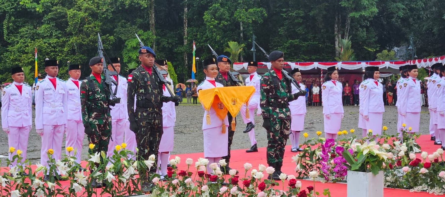 Presiden Direktur PT Freeport Indonesia 
Tony Wenas memimpin Upacara 
Pengibaran Bendera Merah Putih 
memperingati HUT ke-80 RI di 
Tembagapura, Papua Tengah.