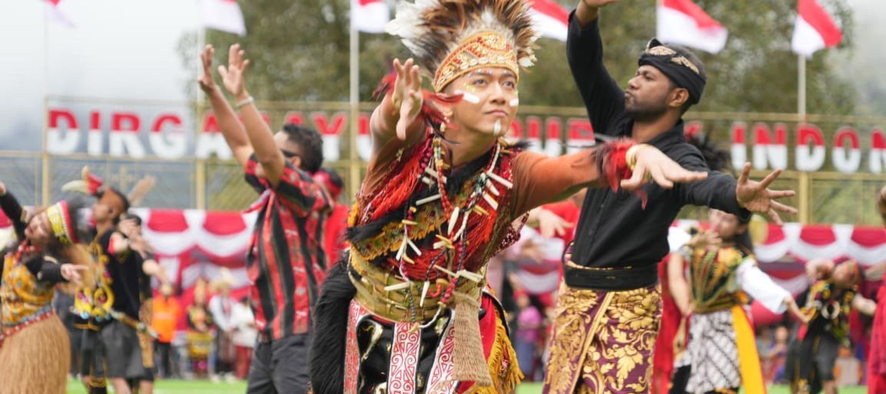 Pagelaran seni usai Upacara 
Pengibaran Bendera Merah Putih 
memperingati HUT ke-80 RI di 
PT Freeport Indonesia, Tembagapura, Papua Tengah.
