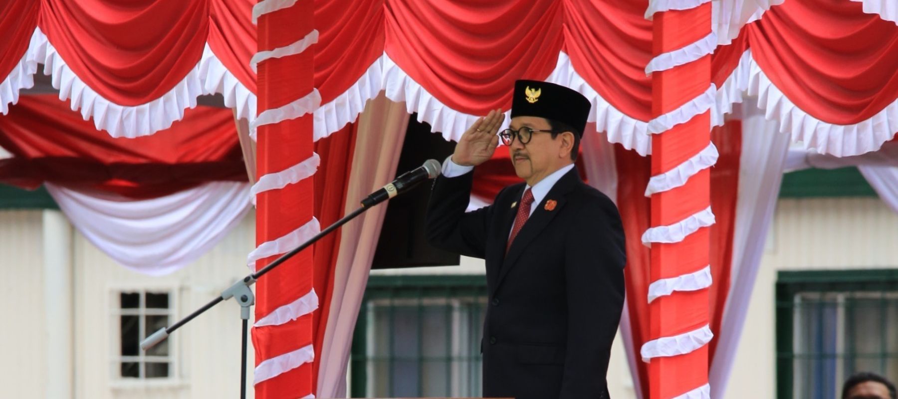 Presiden Direktur PT Freeport Indonesia 
Tony Wenas memimpin Upacara 
Pengibaran Bendera Merah Putih 
memperingati HUT ke-80 RI di 
Tembagapura, Papua Tengah.