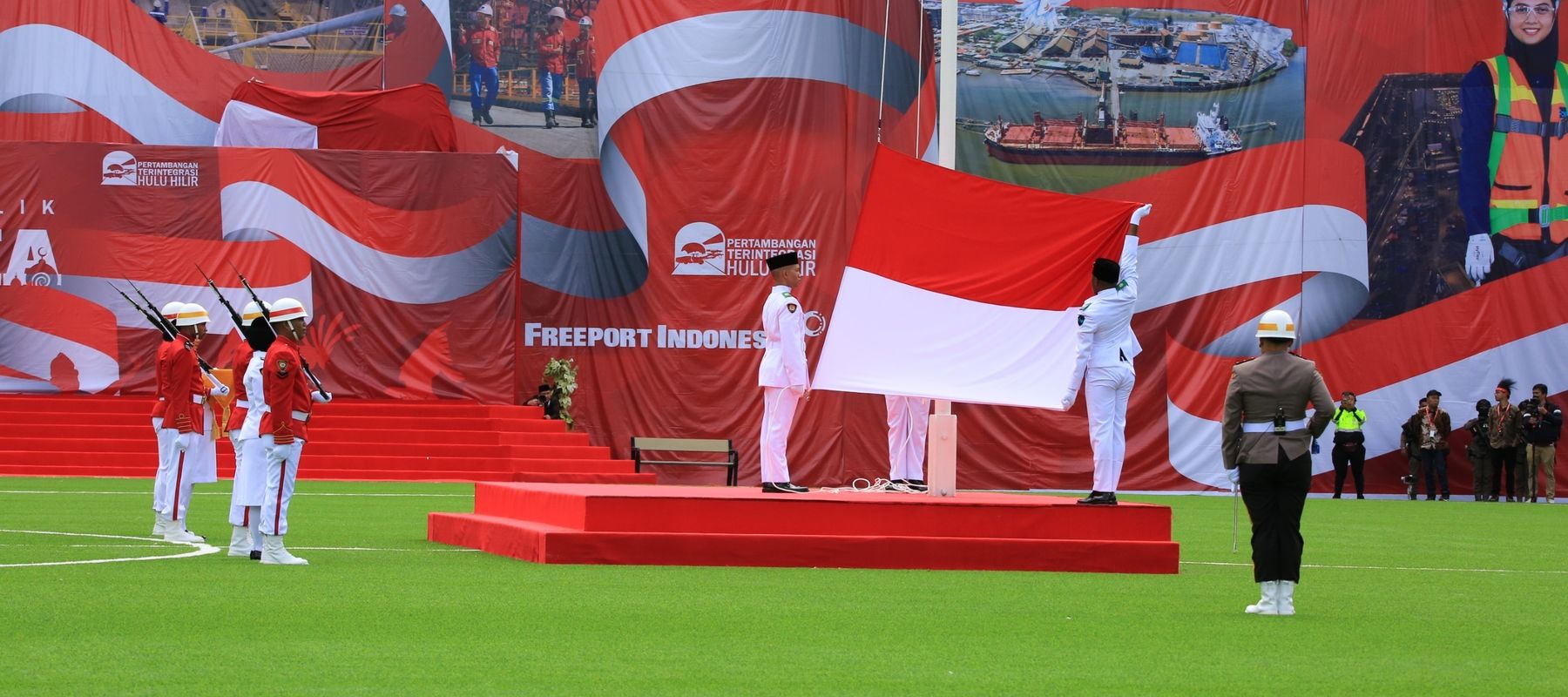 Presiden Direktur PT Freeport Indonesia 
Tony Wenas memimpin Upacara 
Pengibaran Bendera Merah Putih 
memperingati HUT ke-80 RI di 
Tembagapura, Papua Tengah.