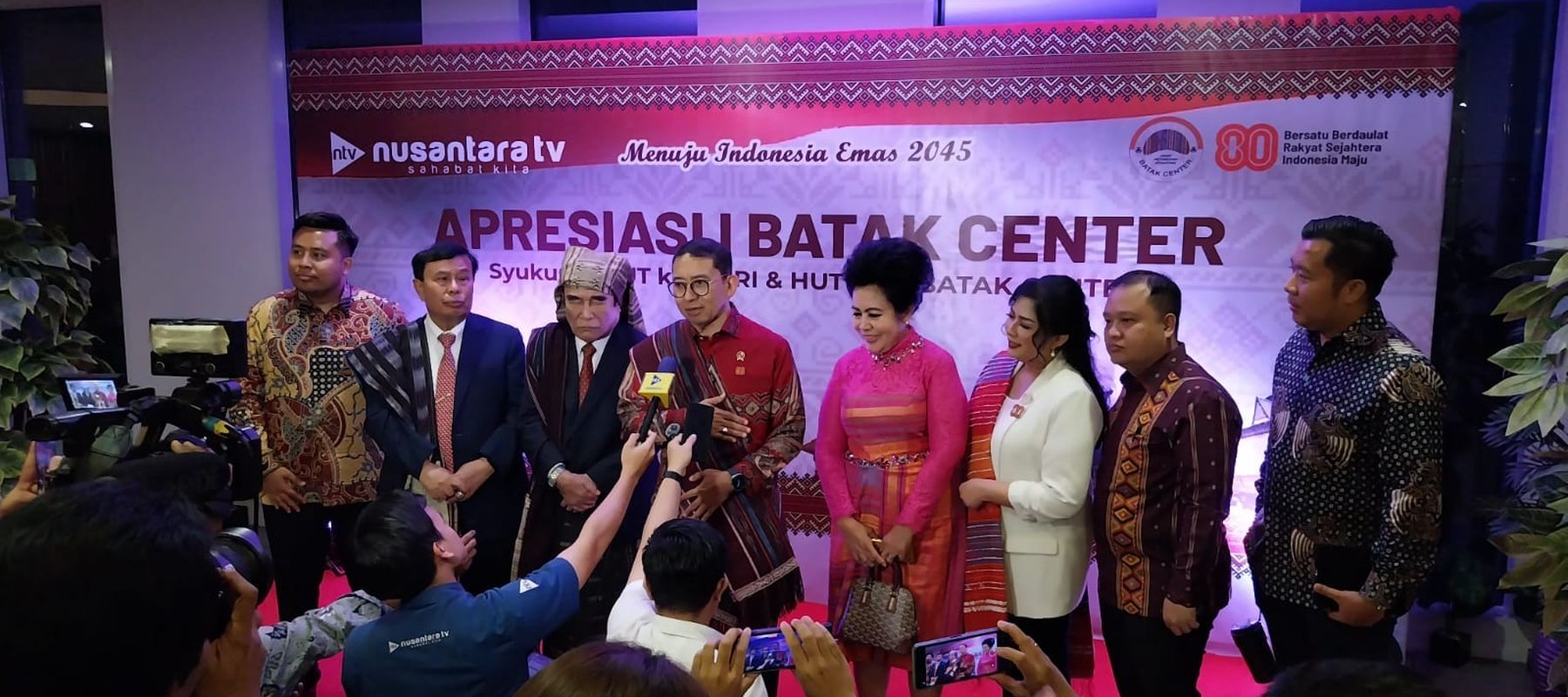 Menteri Kebudayaan Fadli Zon didampingi Preskom NT Corp Nurdin Tampubolon, Lince Berliana Tobing, Direksi NTV Randy Tampubolon, Dimpos Tampubolon, Tommy Tampubolon, Irjen Kemenbud Fryda Lucyana, dan Ketua Umum Batak Center Sintong M Tampubolon. 