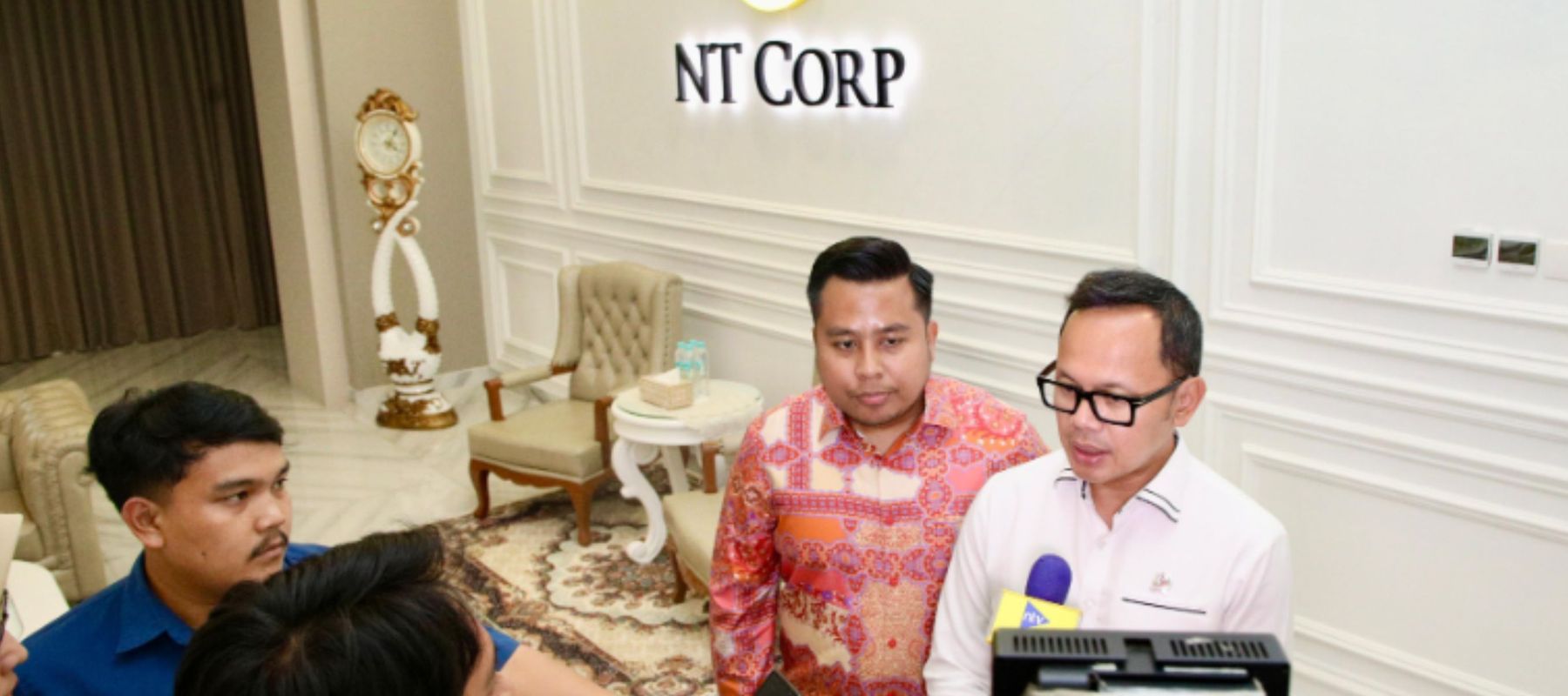 Wakil Menteri Dalam Negeri, Bima Arya Sugiarto dan Direktur NTV Tommy William Tampubolon