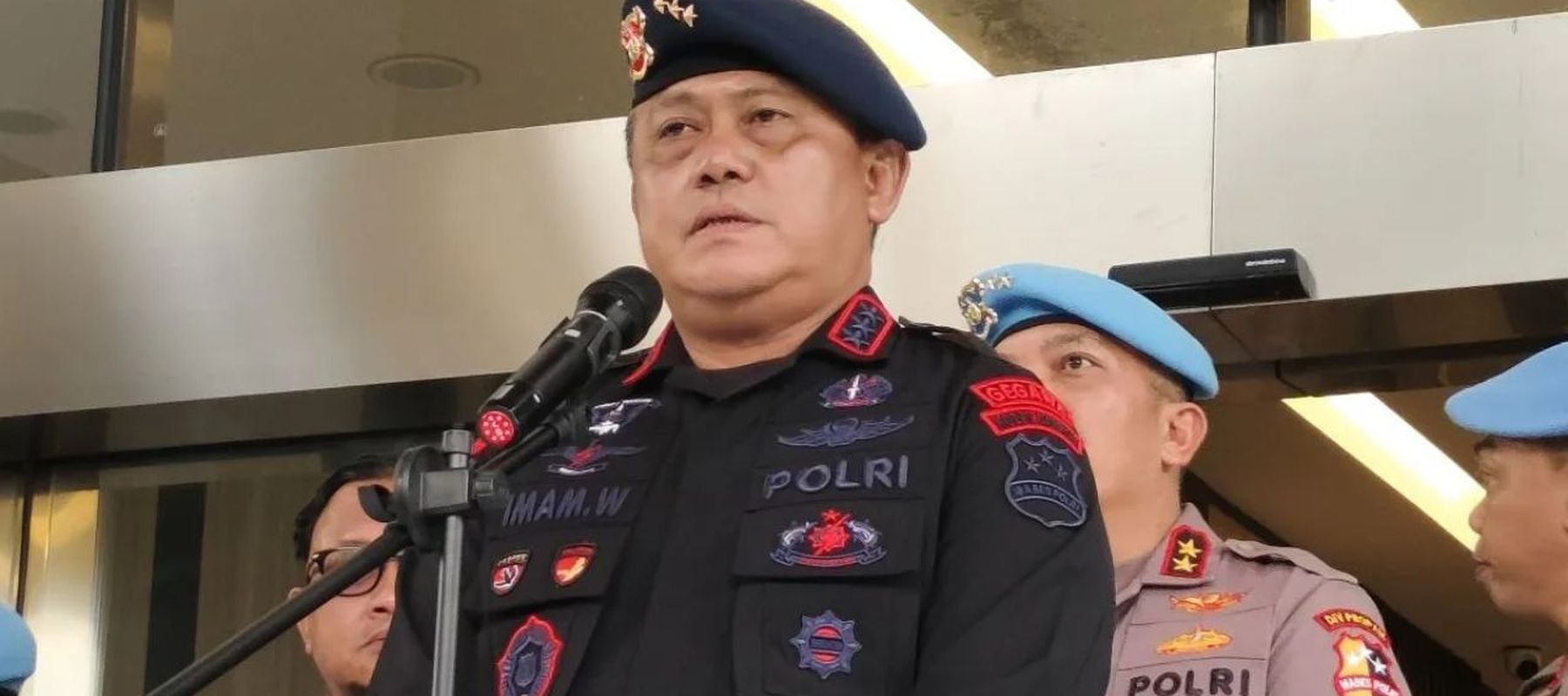 Komandan Korps Brimob (Dankorbrimob) Polri Komjen Pol. Imam Widodo berbicara dalam konferensi pers di Gedung Divisi Humas Polri, Jakarta, Jumat (29/8/2025).