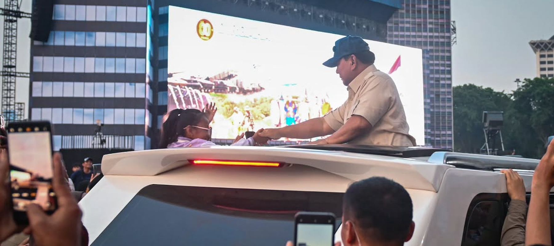 Prabowo Tinjau Persiapan HUT TNI ke-80 di Monas, Disambut Antusias Warga