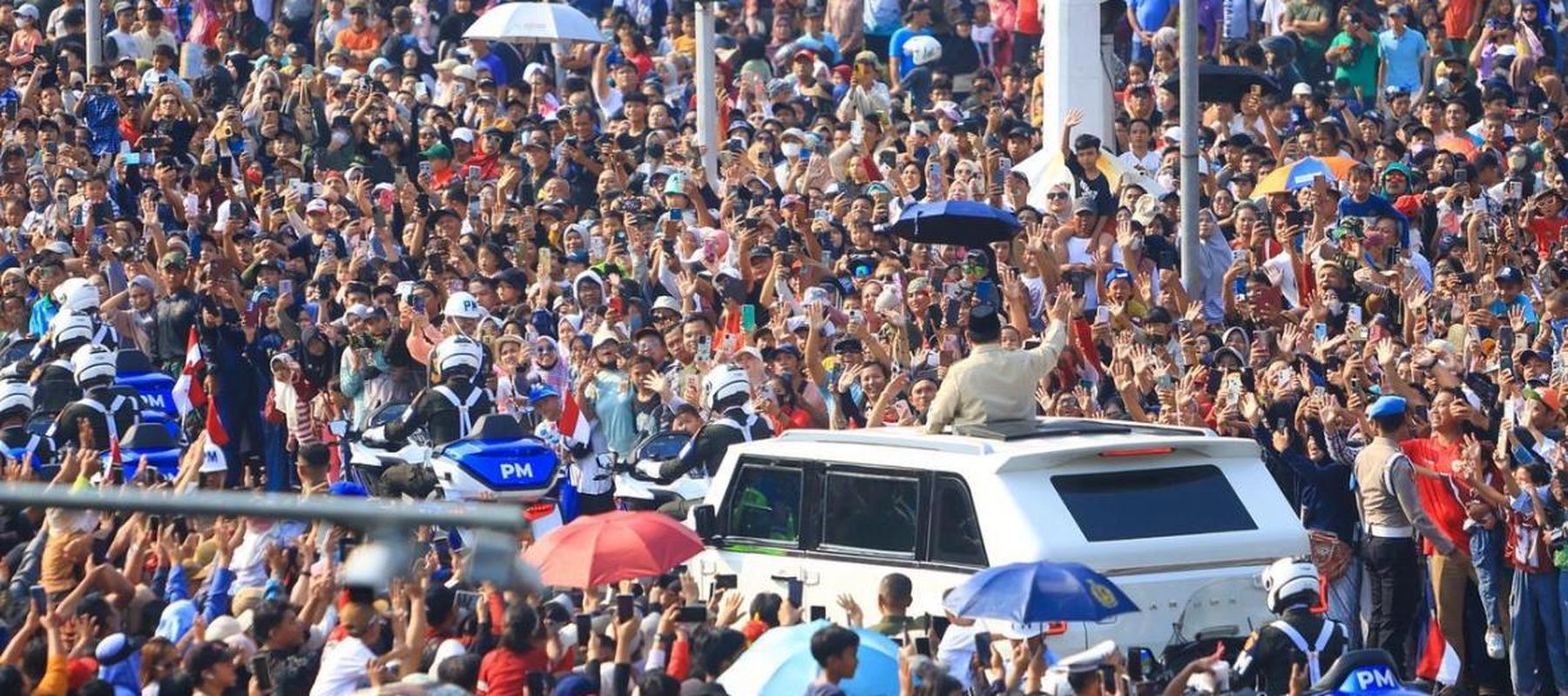 Moment Masyarakat Padati Jalan Istana Merdeka ke Monas, Sambut Prabowo dalam Rangkaian Kebesaran HUT ke-80 TNI