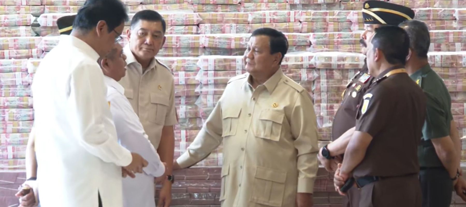Presiden Prabowo Subianto Bersama Menhan, Jaksa Agung, dan Menkeu