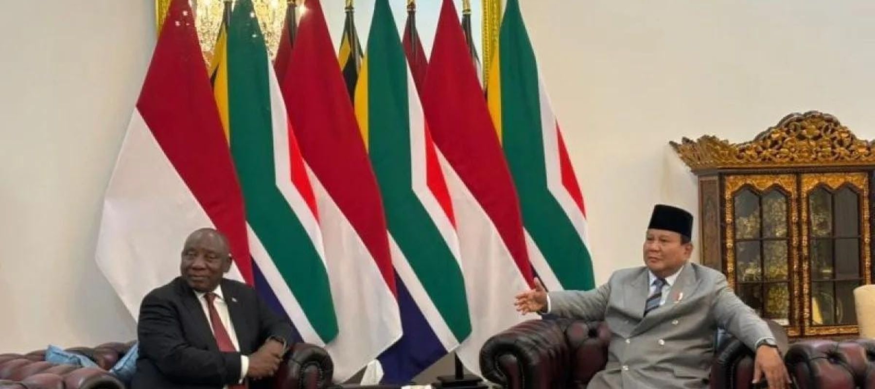 Presiden RI Prabowo Subianto melakukan pertemuan tatap muka (tête-à-tête) dengan Presiden Afrika Selatan Matamela Cyril Ramaphosa di Istana Merdeka, Jakarta, Rabu 22 Oktober 2025. ANTARA/Mentari Dwi Gayati