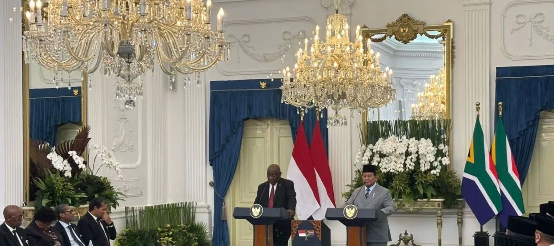 Presiden RI Prabowo Subianto dan Presiden Afrika Selatan Matamela Cyril Ramaphosa menyampaikan pernyataan pers bersama di Istana Merdeka, Jakarta, Rabu (22/10/2025).