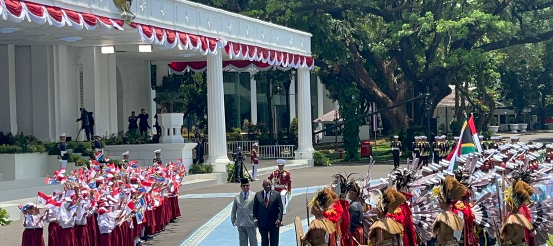 Presiden Republik Indonesia, Prabowo Subianto, menyambut langsung kedatangan Presiden Afrika Selatan (Afsel) Cyril Ramaphosa  di Istana Merdeka