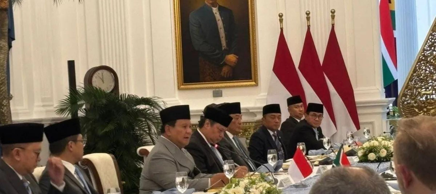 Presiden RI Prabowo Subianto (ketiga kiri) dalam pertemuan bilateral pada sesi "working lunch" dengan Presiden Afrika Selatan Cyril Ramaphosa di Istana Merdeka, Jakarta, Rabu 22 Oktober 2025. ANTARA/Mentari Dwi Gayati