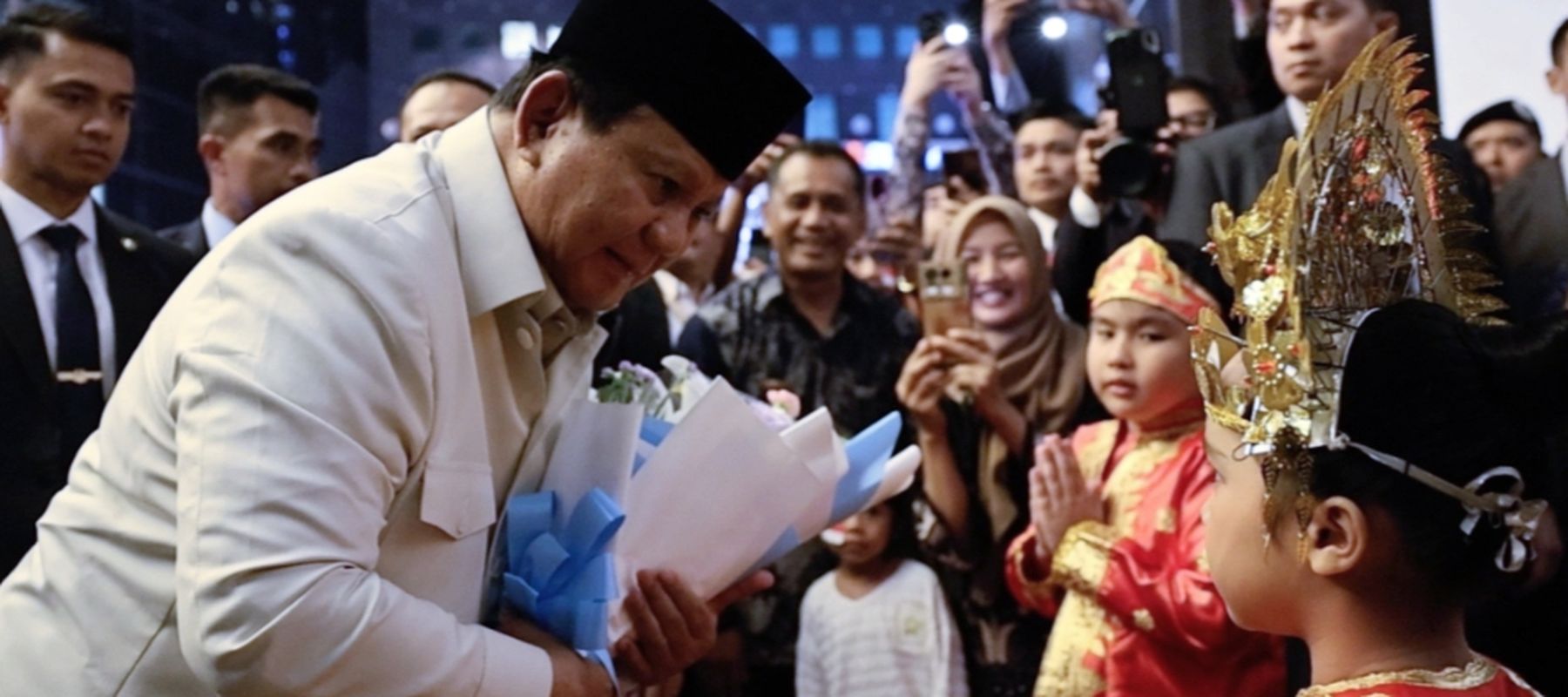 Momen kedatangan Presiden RI Prabowo di perhelatan KTT ASEAN disambut oleh diaspora Indonesia di Malaysia.