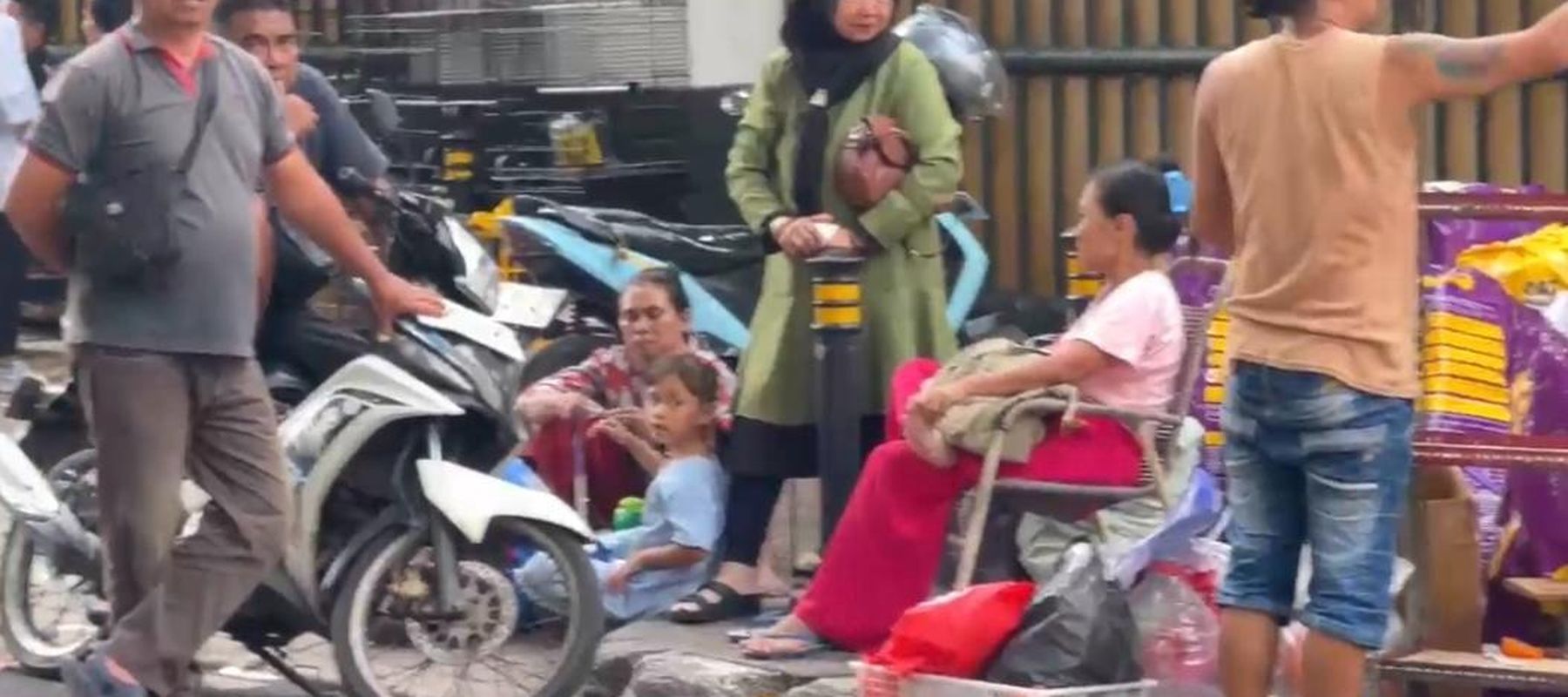 Pedagang Pasar Barito usai digusur Pemprov DKI Jakarta. 